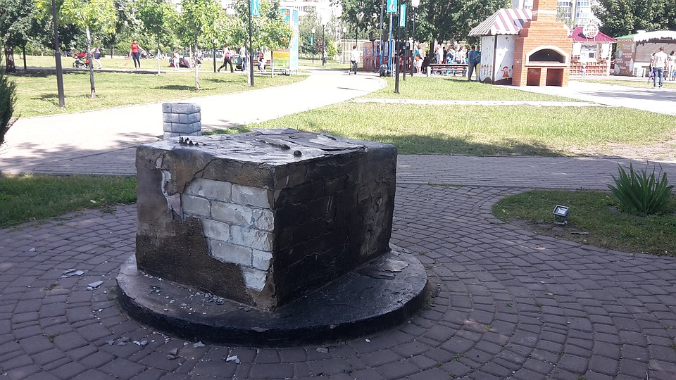 Глядя на почерневший камень, трудно догадаться, что это бывший памятник.