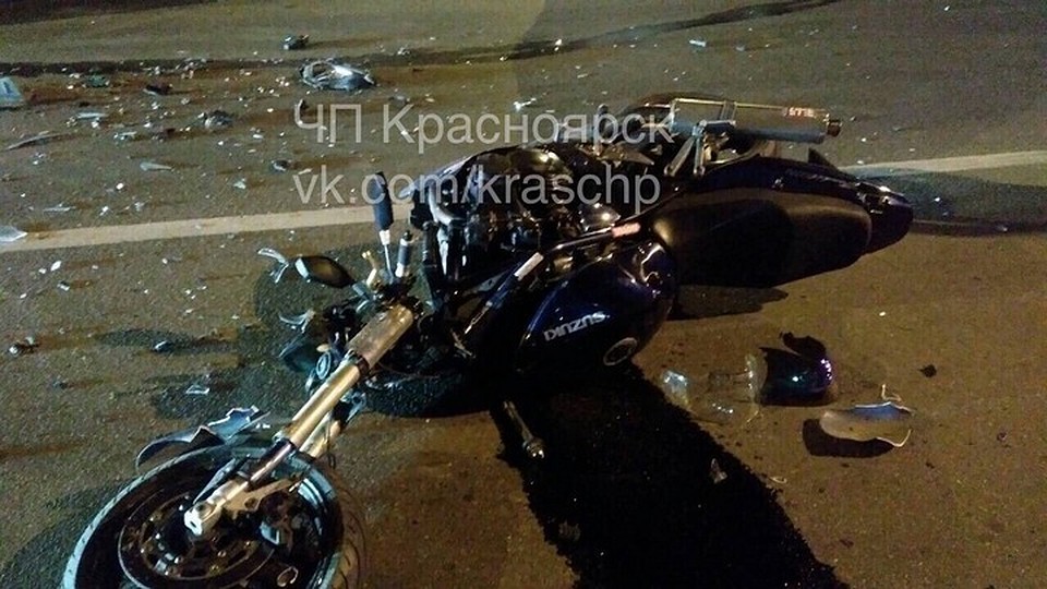 Жуткая авария в Красноярске: пострадала пара мотоциклистов. Фото: "ЧП-Красноярск"