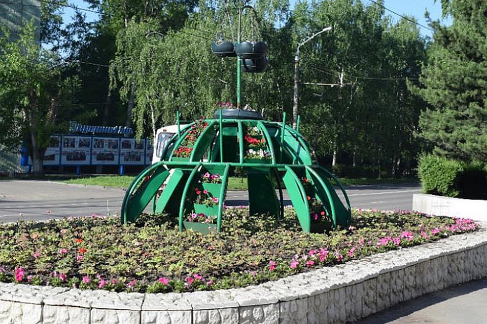 Клумба в Индустриальном районе
