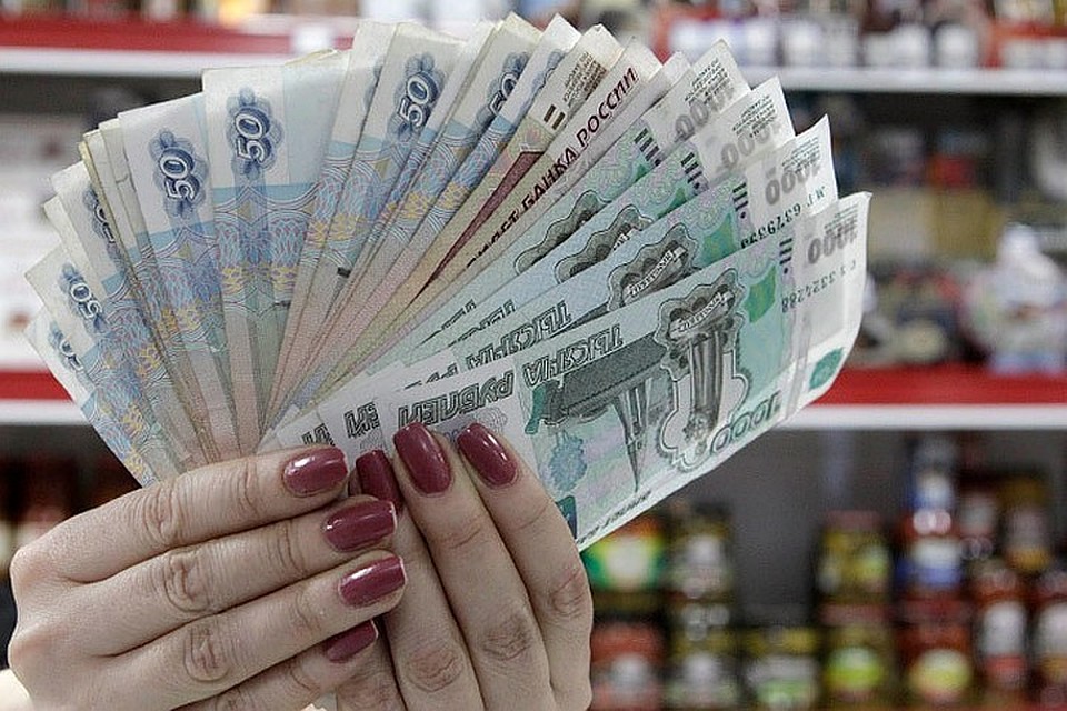 Россияне перестали копить и стали больше тратить