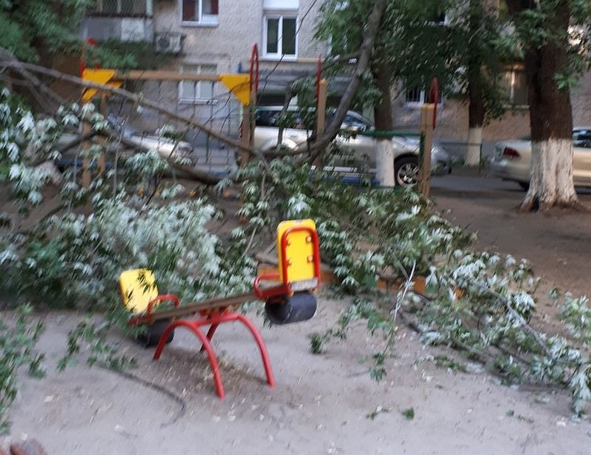 Фото с места ЧП из группы ВК "Это Ростов-на-Дону!"