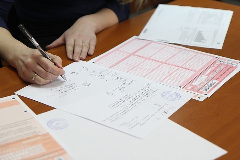 ЕГЭ 2018 по обществознанию в Иркутске: пятерых выпускников выгнали из-за сотовых и шпаргалок