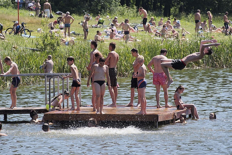 Несмотря на потепление, купальный сезон открывать пока не стоит. Фото: Алексей ФОКИН.