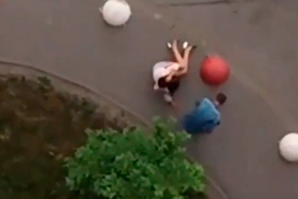 На кадрах видеозаписи видно, что парочка долго выясняет отношения