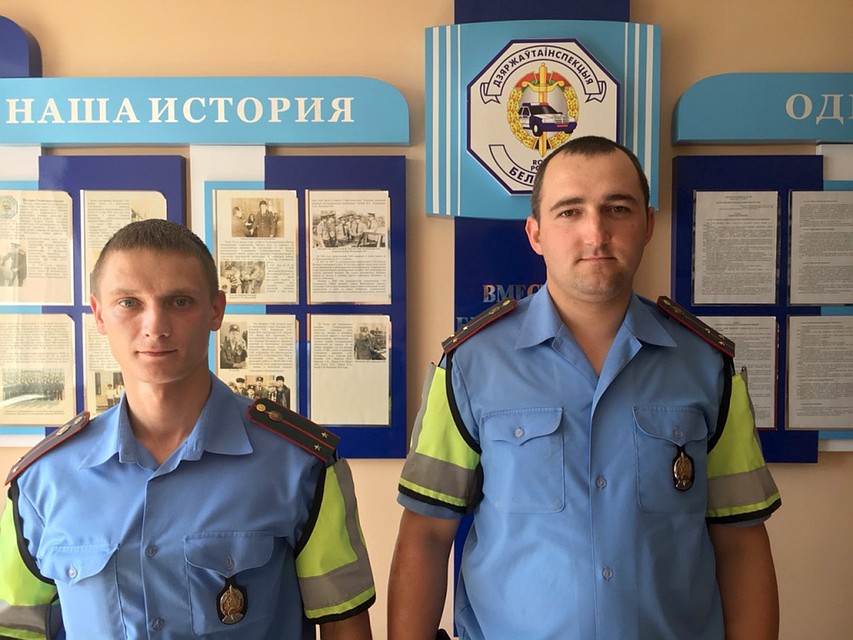 Сотрудники ГАИ правильно оказали мальчику первую помощь и спасли ему жизнь. Фото: ГАИ Гродно.