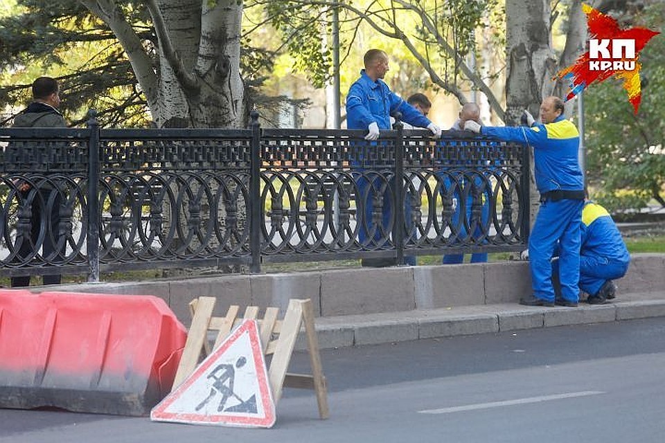 В Орле продолжается покраска дорожных ограждений