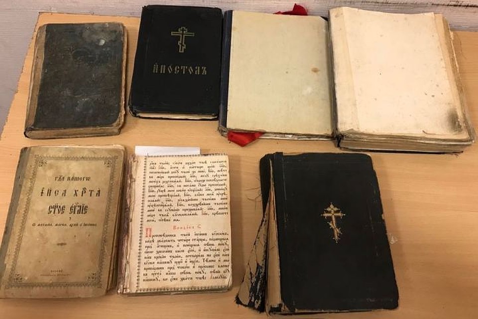 Таможенники изъяли икону и семь церковных книг. Фото пресс-службы Белгородской таможни