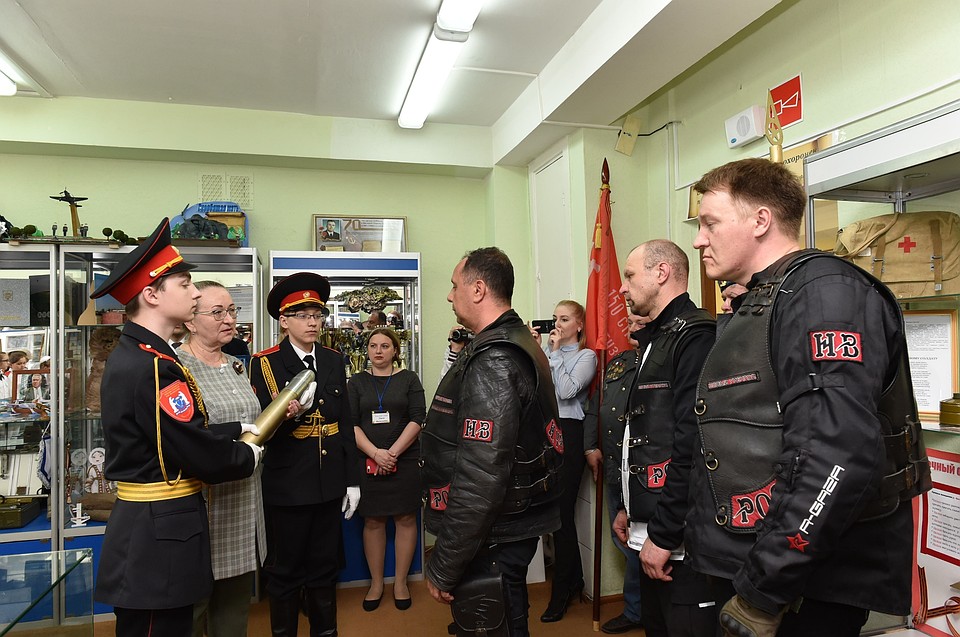 Байкеры передали новоуренгойским кадетам священную землю Брестской крепости Фото: newurengoy.ru