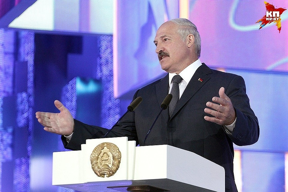 Лукашенко поздравил молодых людей с праздником.