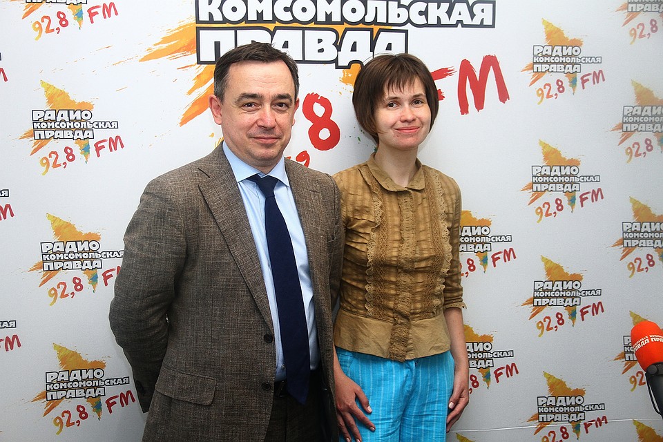 заместитель генерального директора компании «Нижфарм» Иван Глушков и медицинский журналист Екатерина Алтайская