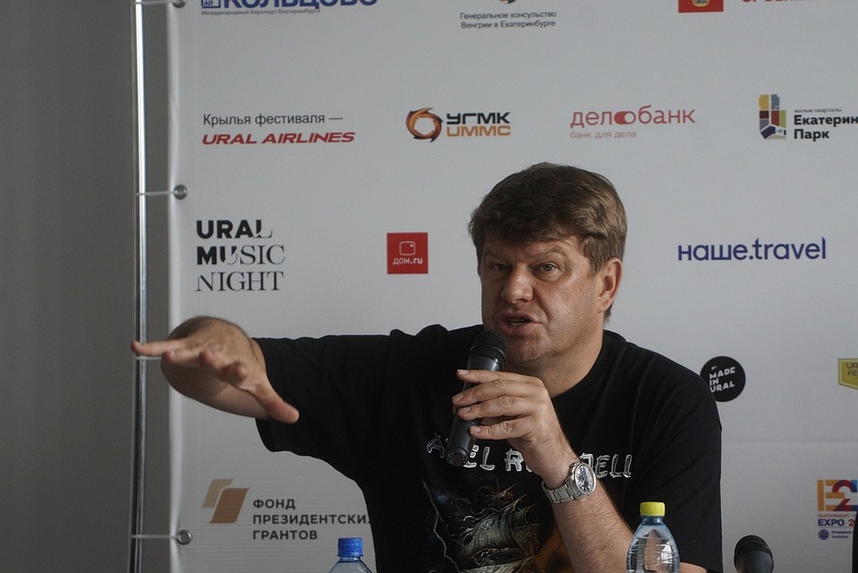 Дмитрий Губерниев, как оказалось, не только комментирует, но и поет. Сегодня он выступит в театре музыкальной комедии