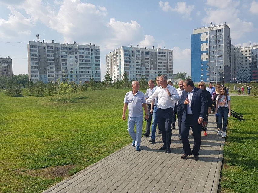 Депутаты прошлись по дорожкам сквера в Ленинском. Фото: пресс-служба Челябинской городской Думы.