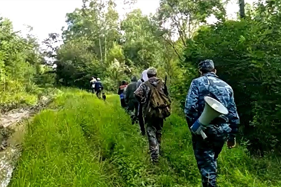 Спасатели нашли в лесу Комсомольского района заблудившихся отца и дочь