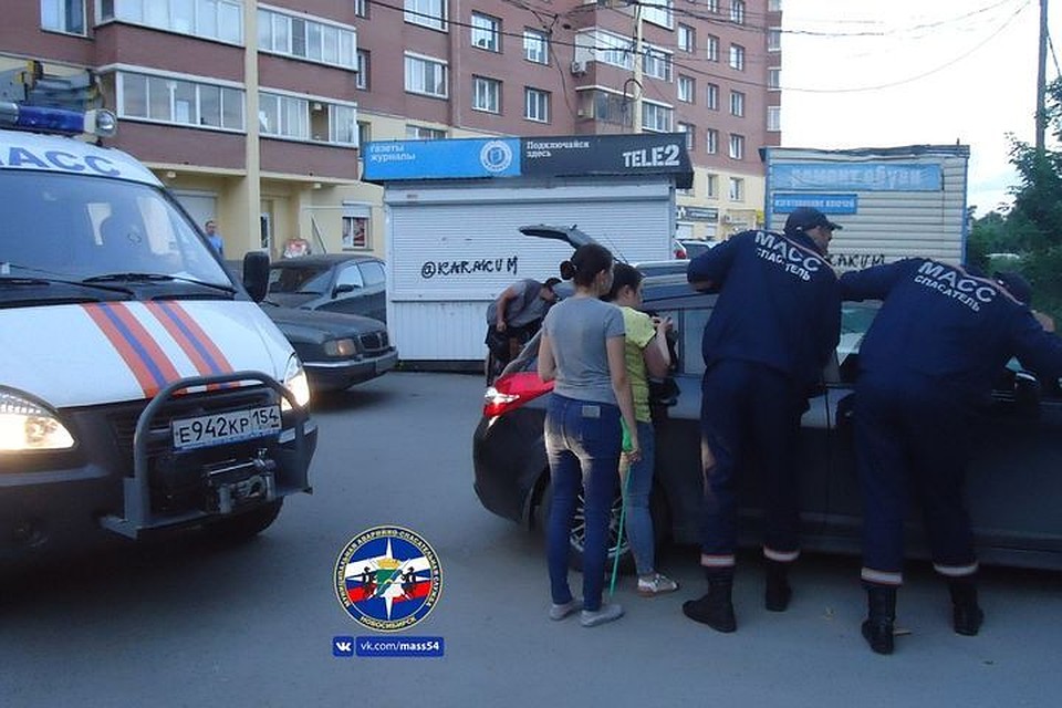 Ребенок оказался запертым в машине на улице Выборной. Фото: МАСС.