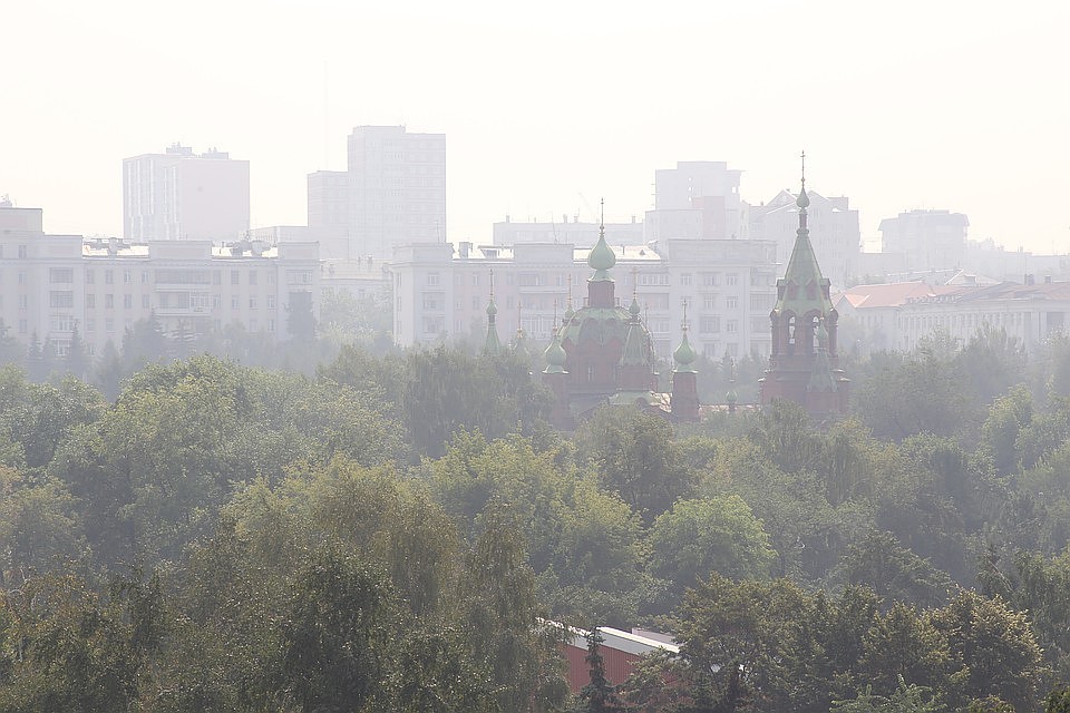 Алое поле в Челябинске часто затягивает дымовой завесой.