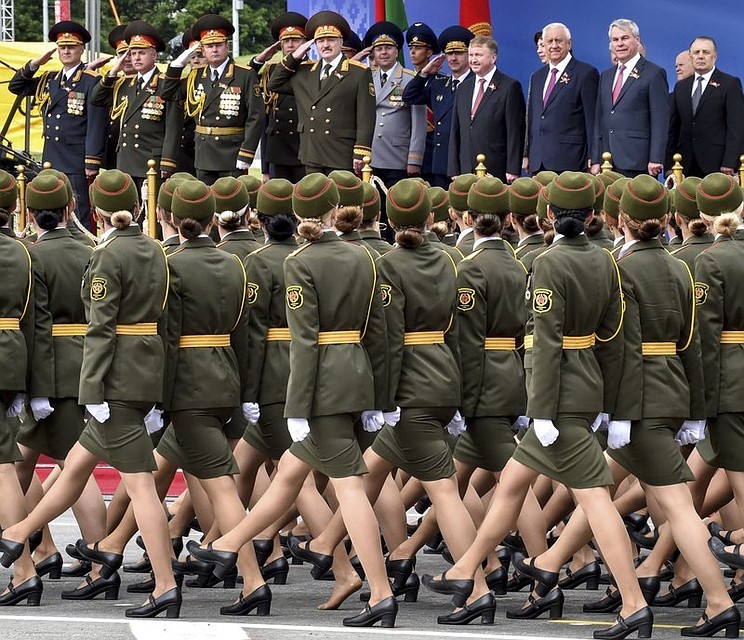 Женщины-военнослужащие впервые участвовали в параде на День Независимости в Минске. Фото: Sergei Gapon/Pool Photo via AP
