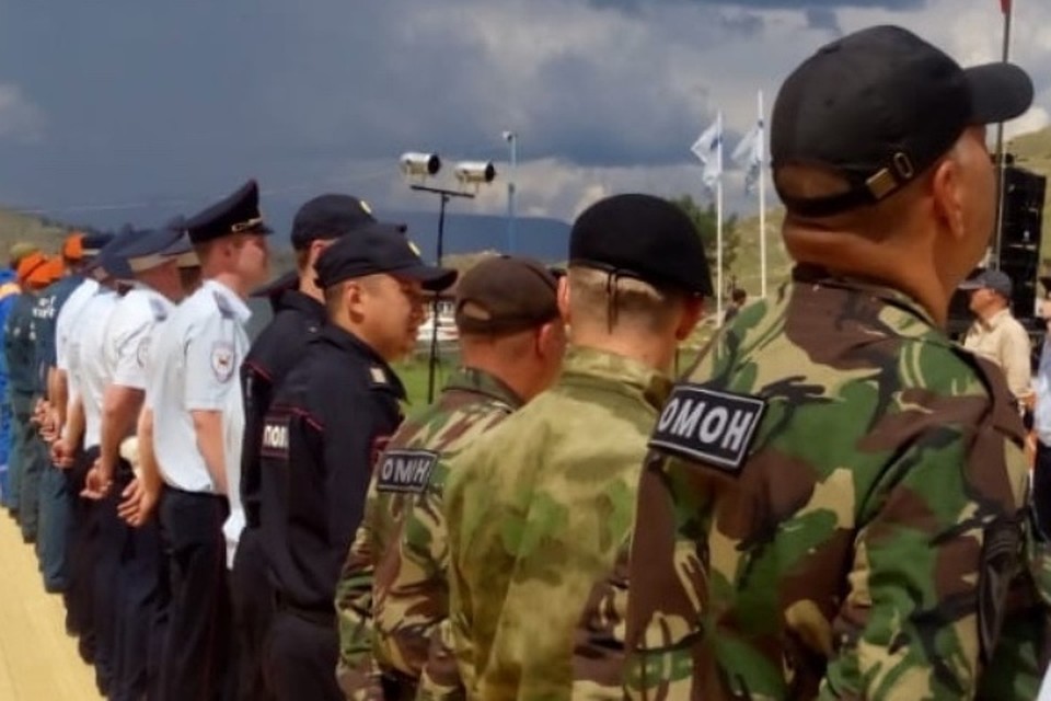Бойцы ОМОН помогают полиции в охране общественного порядка на Байкале.