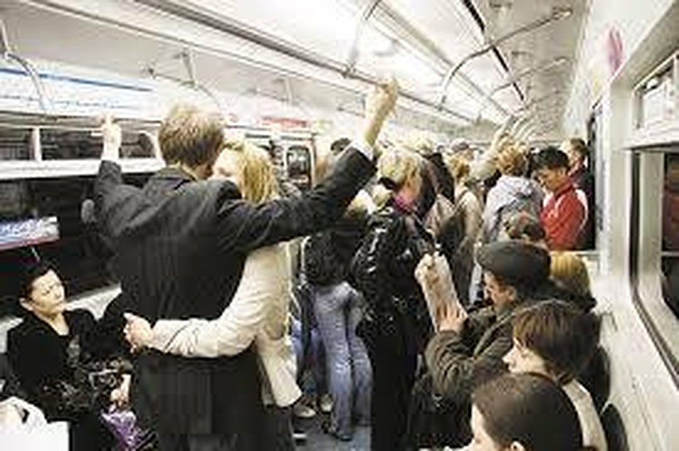 В вагонах метро могут случаться разные ситуации