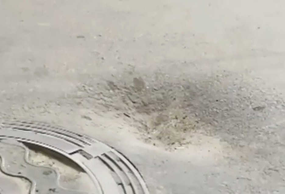 Коварная яма на Ворошиловском. Стоп-кадр из видео @rostov_roads, Instagram.