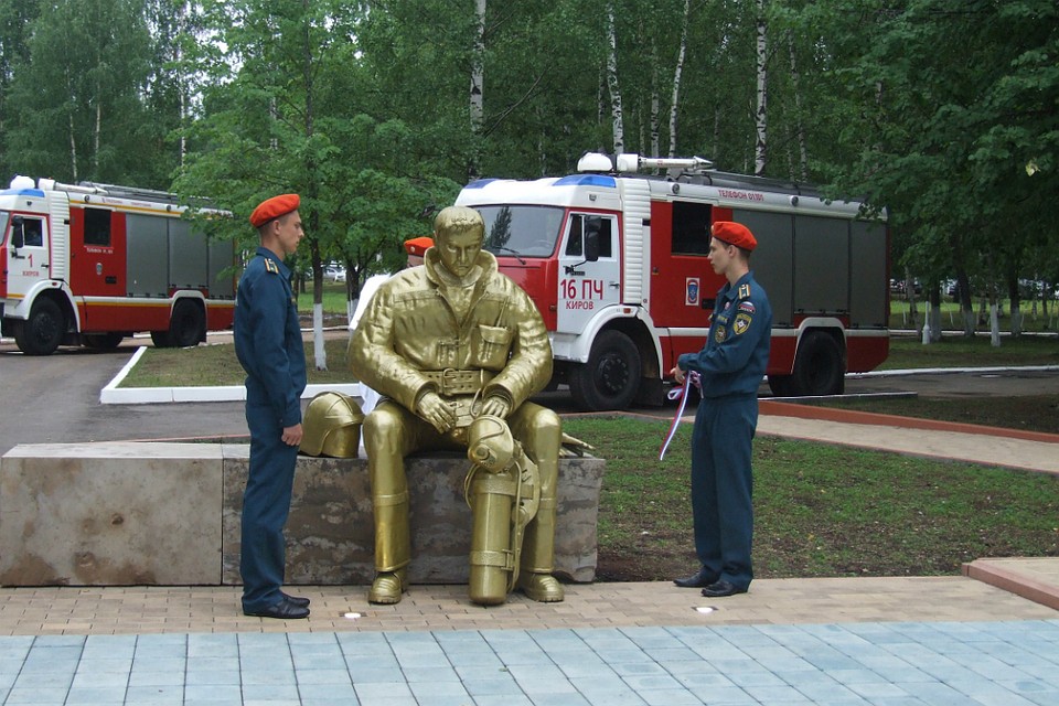 Памятник открыли на стадионе «Прометей». Фото: ОЗС по Кировской области