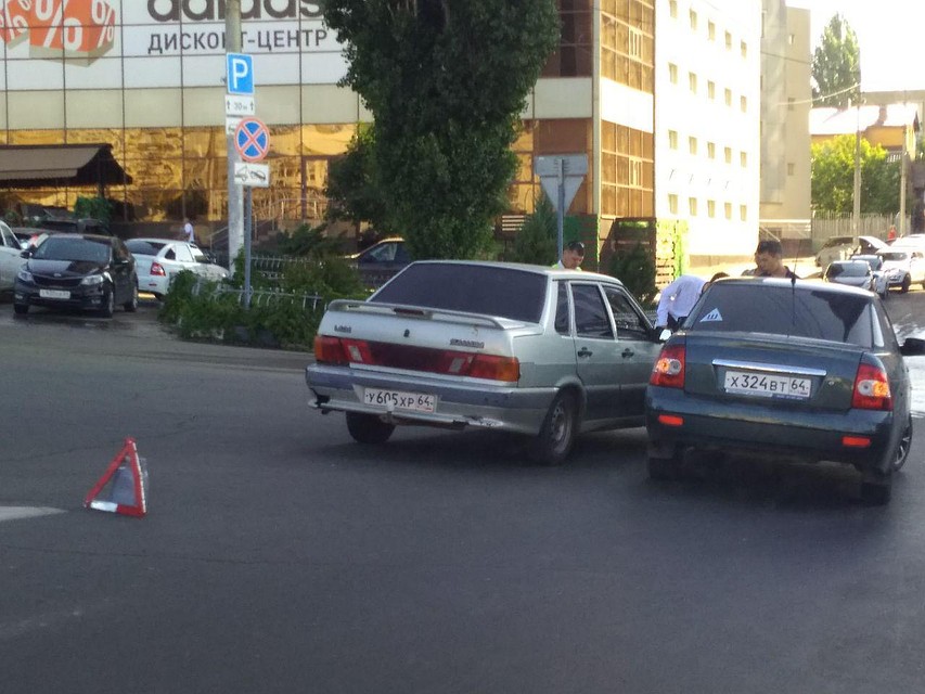 Две легковушки притерлись друг к другу