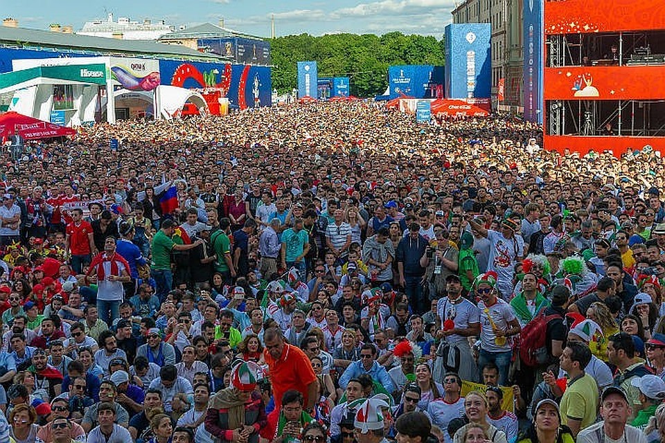 Во время самых интересных матчей, площадку на Конюшенной приходится закрывать на вход