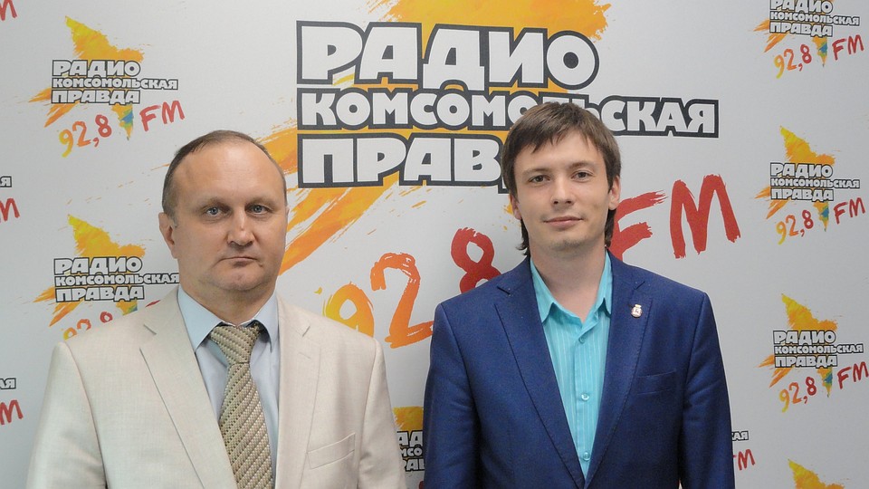 заместитель директора городского департамента транспорта и связи Дмитрий Рябушев и консультант отдела организации пассажирских перевозок городского департамента транспорта и связи Кирилл Быков
