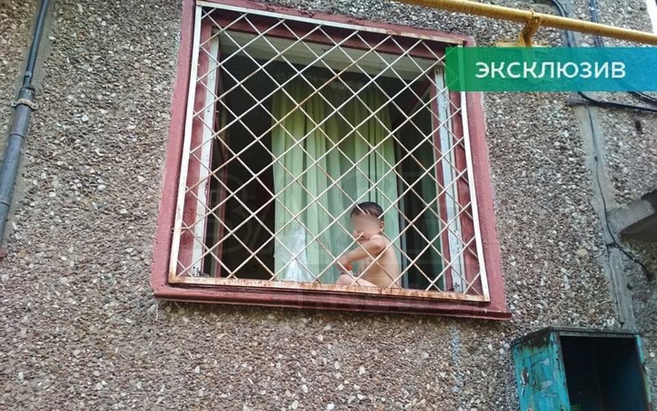В Уфе отец запер детей одних дома в жару
