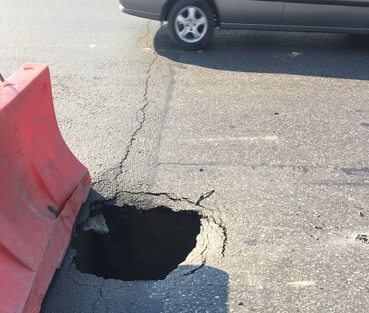 Провал асфальта на мосту Стачки.