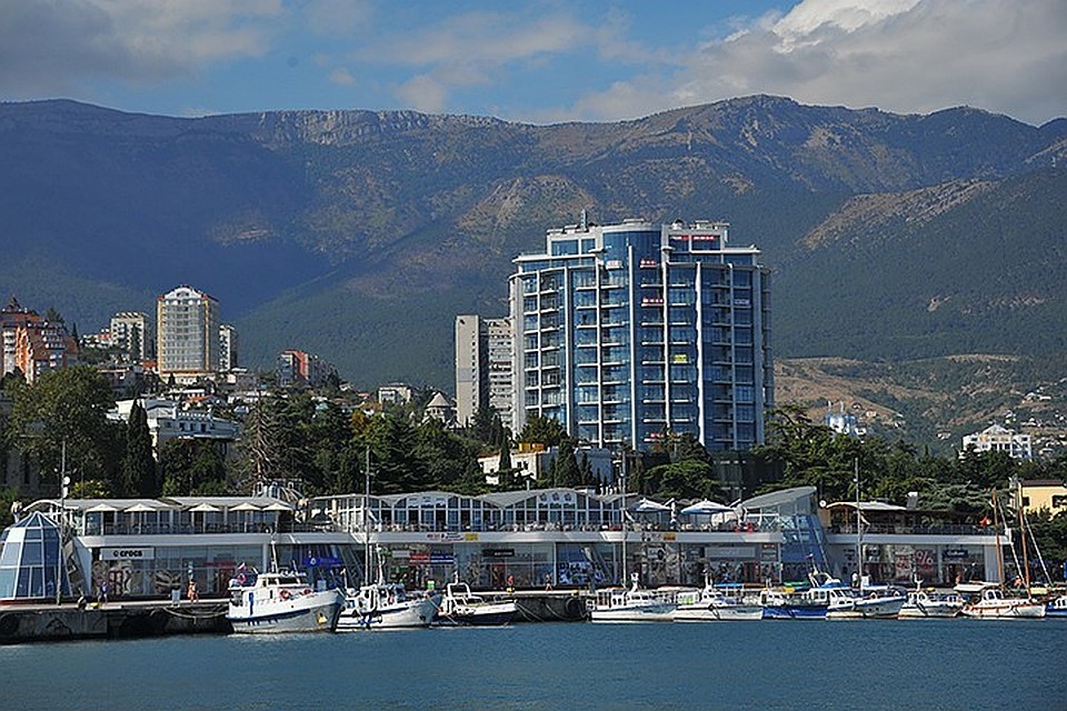 Вид города Ялта с Черного моря