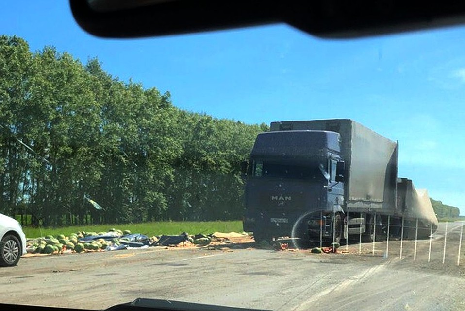 В Новосибирске грузовики рассыпали арбузы по трассе.