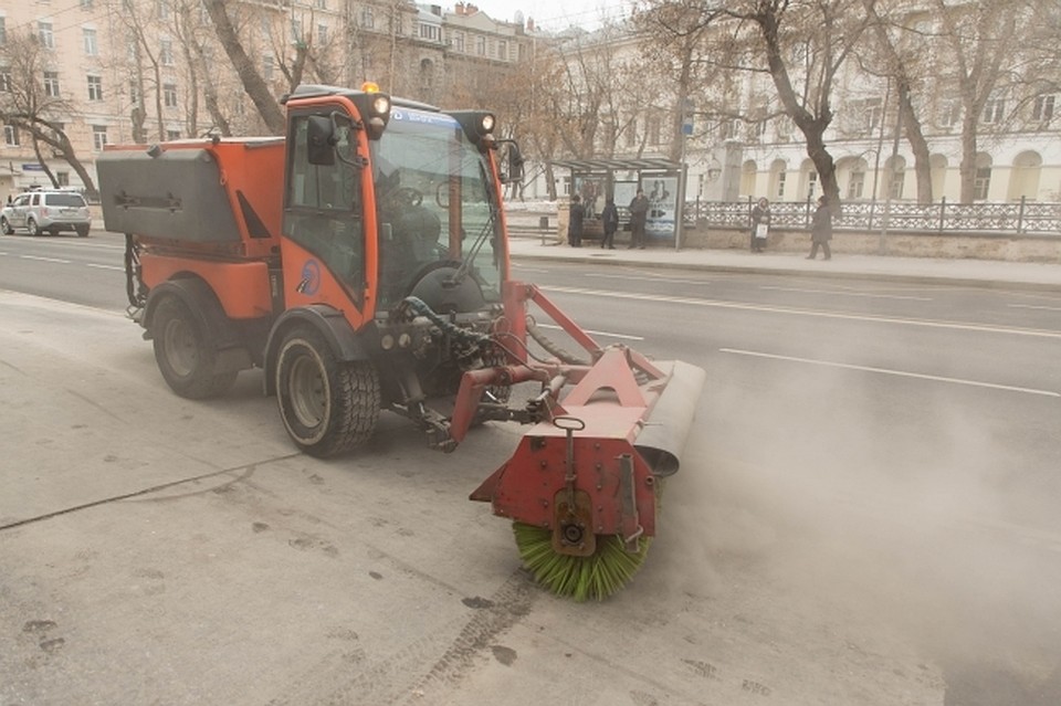 Современная техника делает уборку улиц быстрой и качественной.