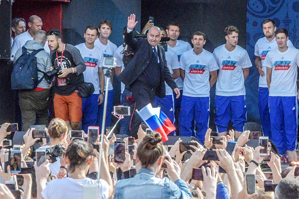 Футболисты еле сдерживали слезы на глазах, когда слышали "молодцы" Фото: Михаил ФРОЛОВ