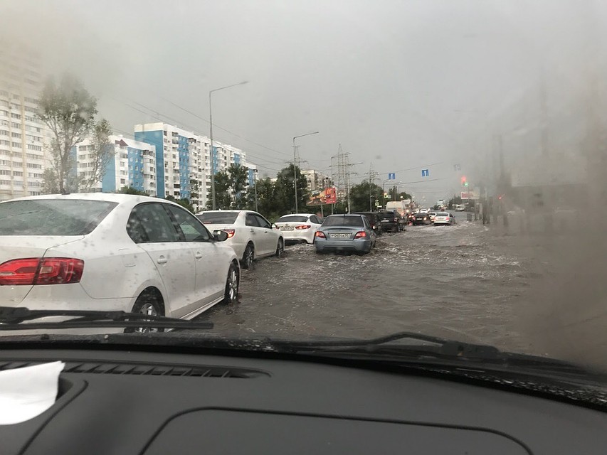Машины практически тонули на дорогах