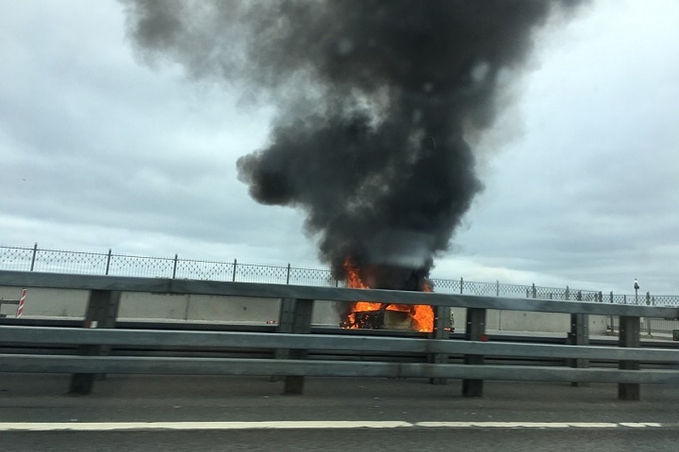 В Петербурге на дамбе сгорел внедорожник Фото: vk.com/spb_today