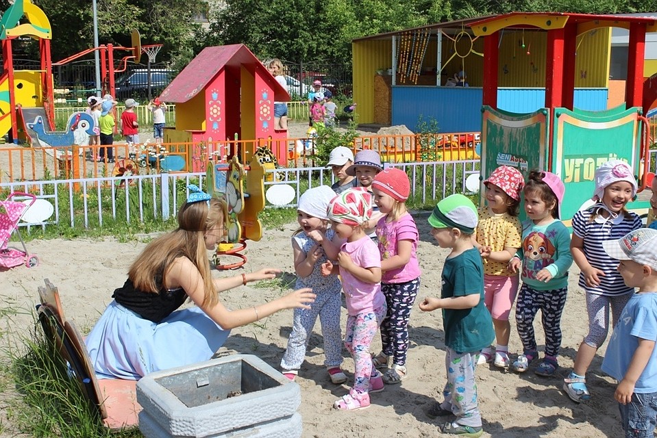 Тюменские подростки отправились на заработки в детсады. Фото tyumen-city.ru