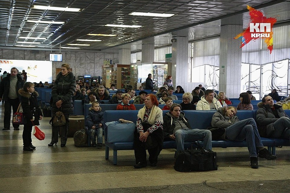Сайт норильского аэропорта сообщает, что самолет должен был вылететь в 9 часов утра, однако собравшимся 69 пассажирам объяснили, что рейс откладывается на сутки.