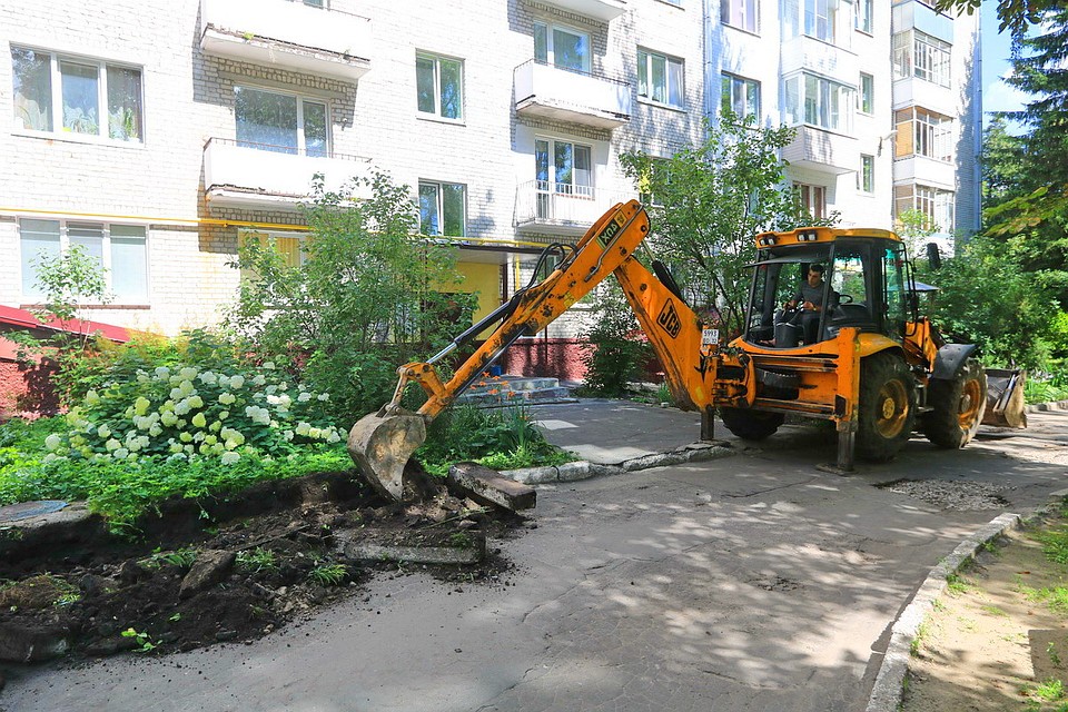 Возле дома №34 заново заасфальтируют дорожки.
