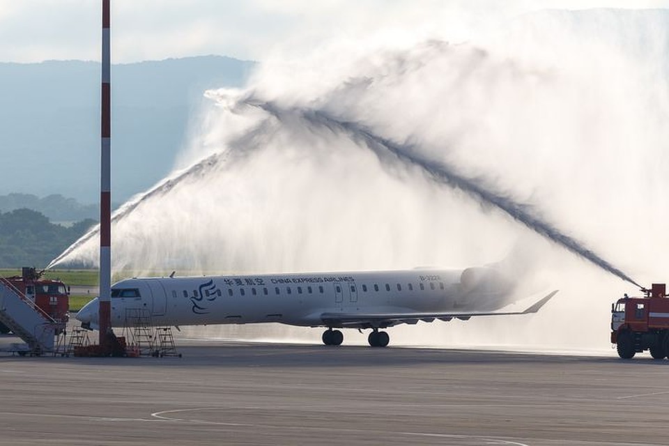 Китайский Bombardier прошел во Владивостоке сквозь водную арку. Фото: Андрей Ефимкин
