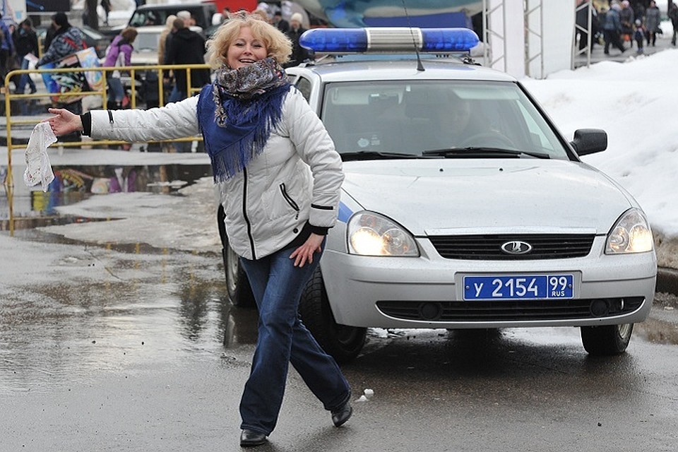 Девушке не понравилось, что ее хотели посадить в машину для составления протокола