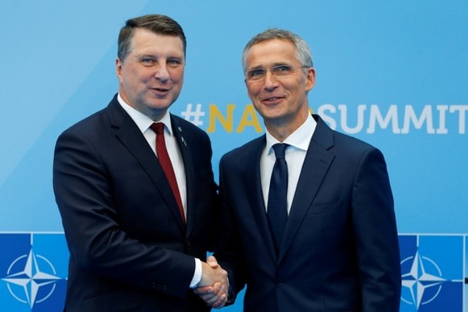 Президент Латвии Раймондс Вейонис (слева) с генсеком НАТО Йенсом Столтенбергом