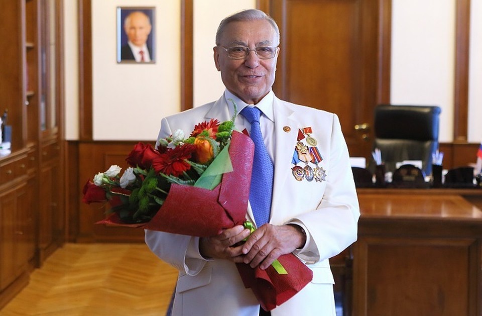 Отмечая солидную дату, Борис Алексеевич, как всегда бодр и в хорошем настроении. Фото: tomsk.gov.ru