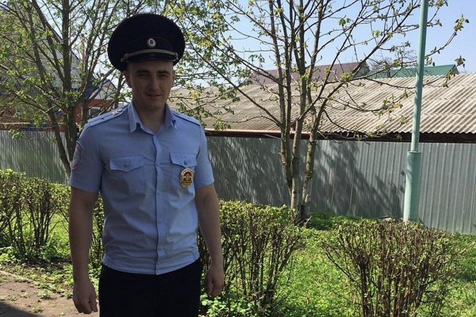 На фото 24-летний младший лейтенант Олег Булатников, который бросился в пламя, чтобы спасти женщину-инвалида.