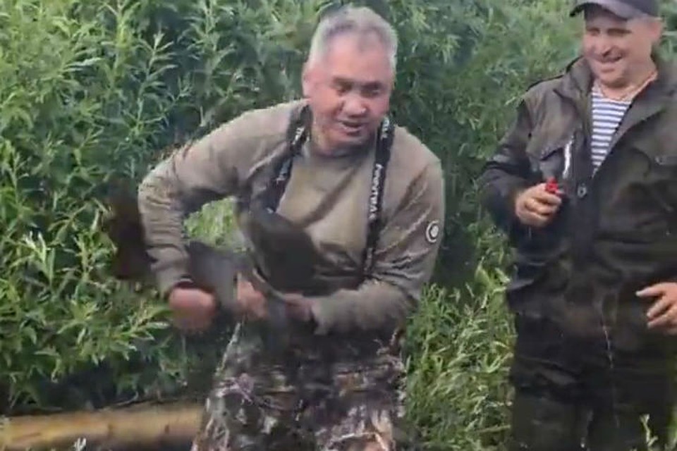 «Какая рыбища-а-а»: Сергей Шойгу выпустил в реку в Туве огромного тайменя. Фото: Шолбан Кара-оол, соцсети.
