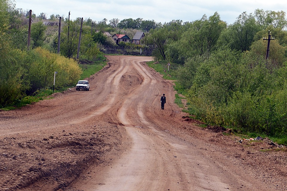 Только 57,7% дорог в области имеют твердое покрытие.