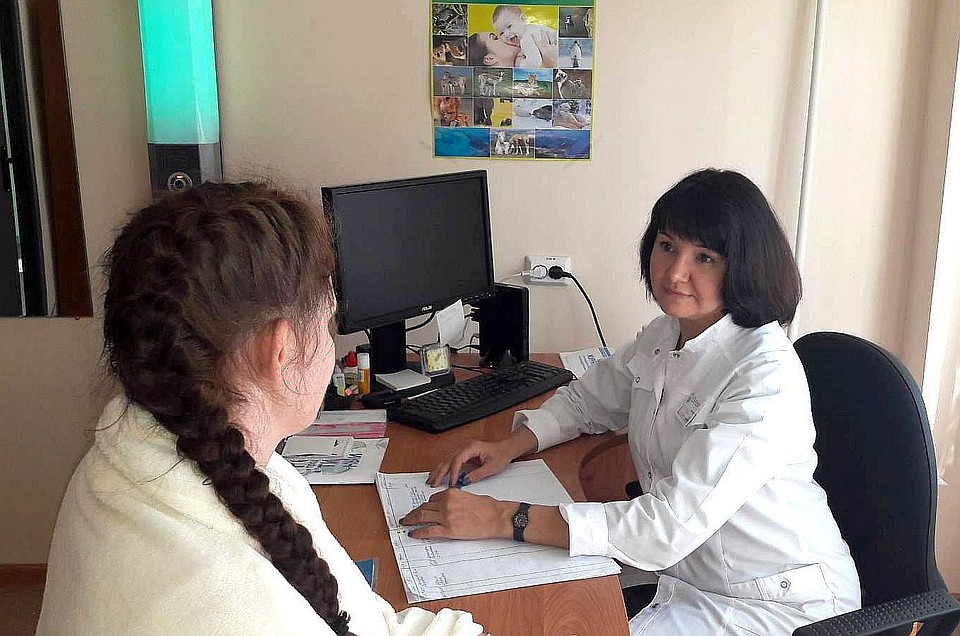 Доктора беседуют с пациентками, рассказывают о способах предохранения, объясняют их эффективность. Фото: пресс-служба больницы