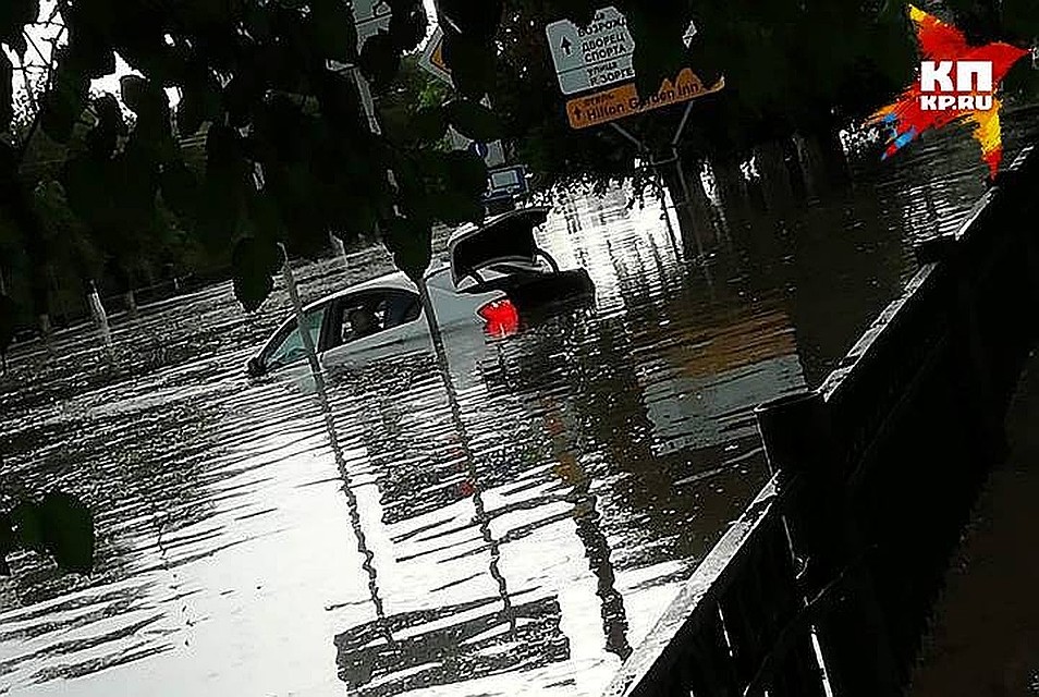 Дождем залило не только улицы, но и железную дорогу. Фото: Богдан Москвин