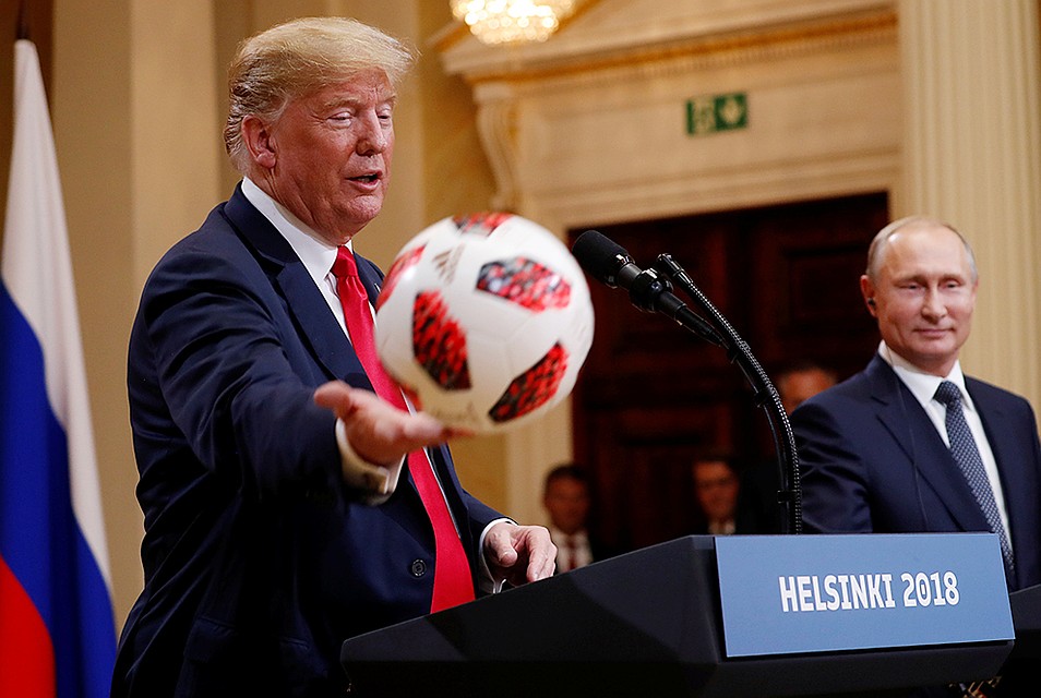Президент РФ Владимир Путин подарил американскому коллеге Дональду Трампу официальный мяч ЧМ-2018