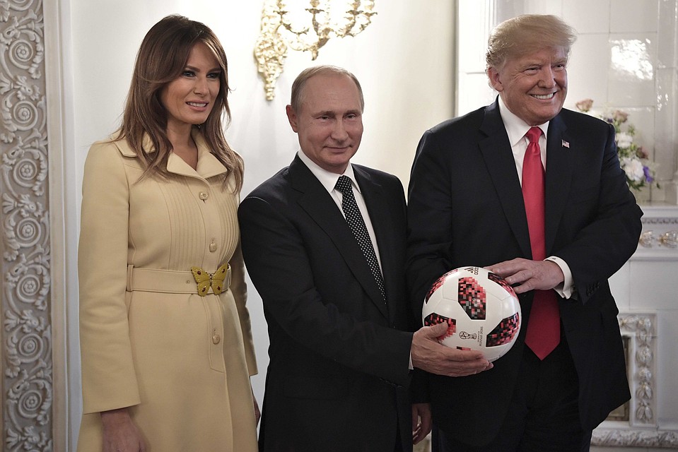 Первая леди США Мелания Трамп с супругом Дональдом и президентом России Владимиром Путиным