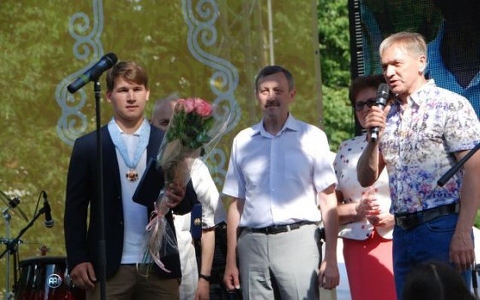 Александру Барабанову вручили знак почетного жителя Петергофа. Фото: ska.ru